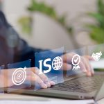 iso nedir. ISO, uluslararası standartların ortak dilidir. Ürün, test yöntemi ve yönetim sistemi standartlarıyla ölçümü ve kaliteyi aynı çerçevede buluşturur.